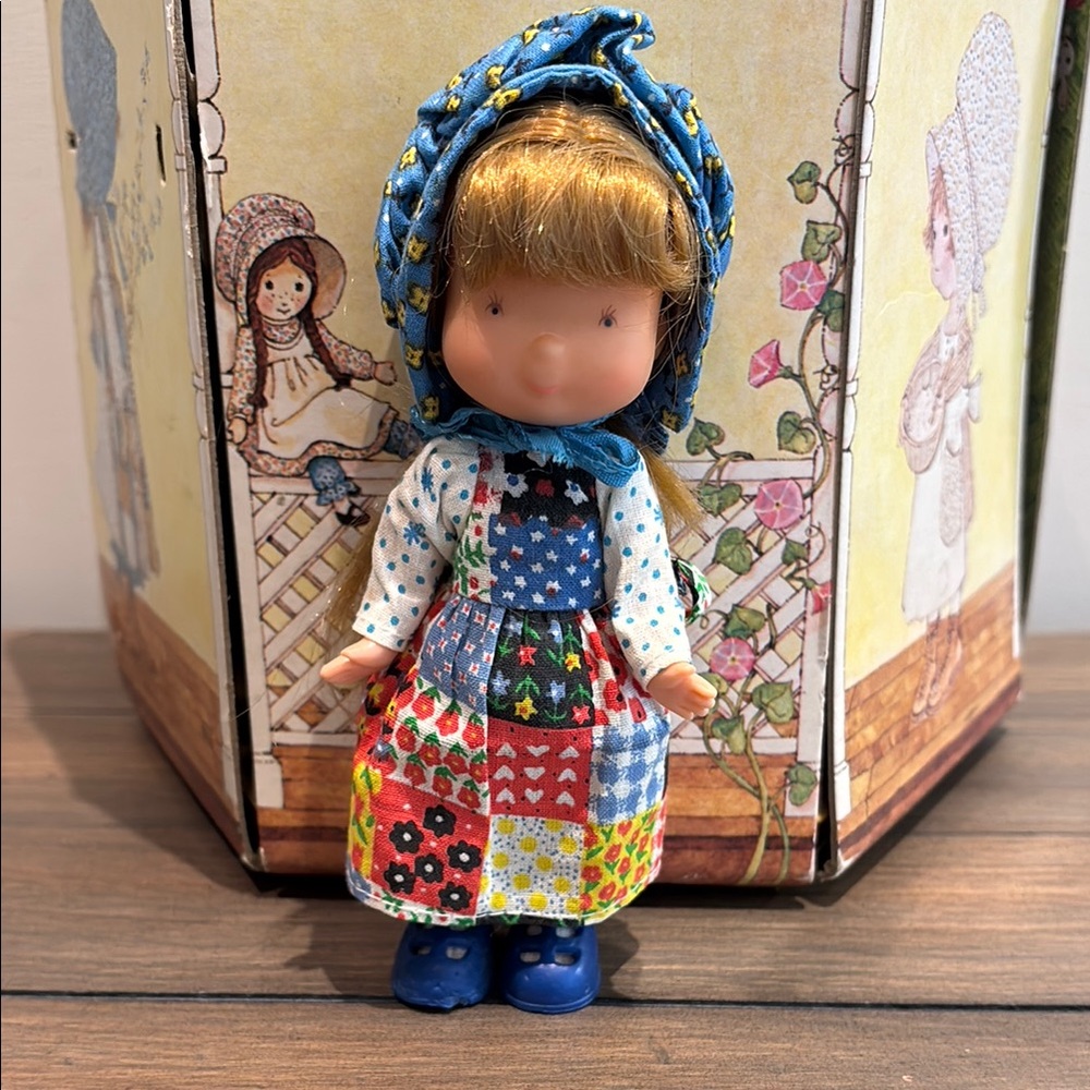 Holly Hobbie Gazebo Playset with Doll - Picture 7 of 9